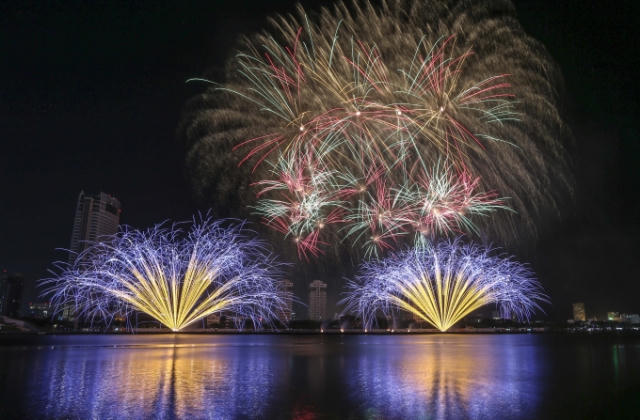 Hai đội pháo hoa Anh và Phần Lan tranh tài trong đêm chung kết DIFF 2019