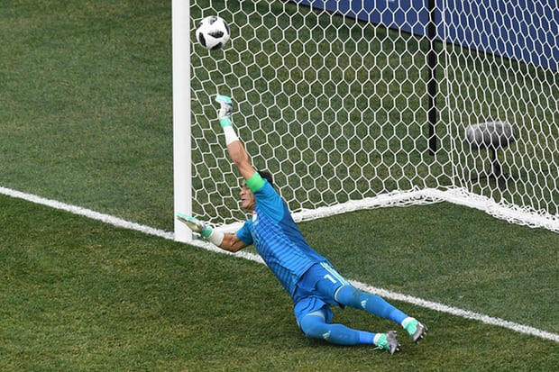 Thủ thành Essam El Hadary trở thành cầu thủ lớn tuổi nhất ra sân ở World Cup