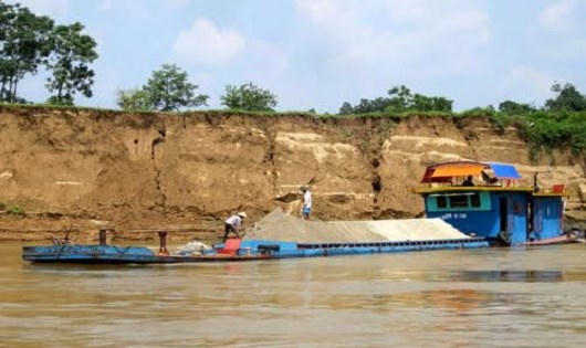 Hậu quả của khai thác cát trái phép đã làm xói lở nhiều bờ, bãi.