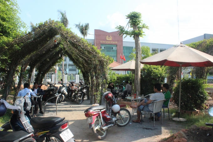 Một góc của quán cà phê Xin Chào nhìn qua bên kia là trụ sở Công an huyện Bình Chánh.