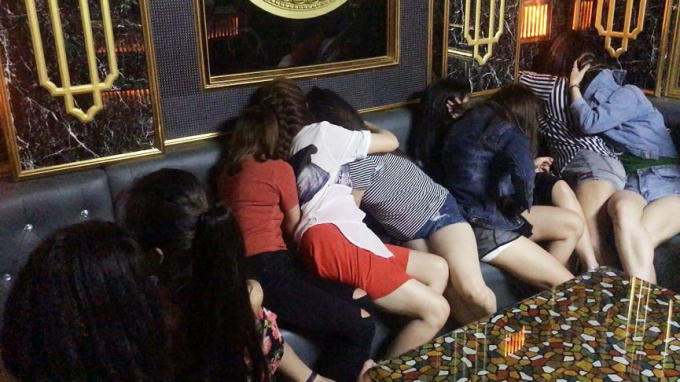 Qua khai thác nhanh, hai cô gái bán dâm khai nhận là tiếp viên của nhà hàng 34.