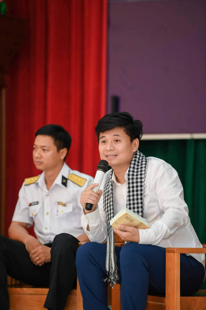 Giao lưu với các chiến sĩ hải quân, NSƯT Tấn Minh cho biết, khi nhận được mời tham gia Hành trình từ trái tim, anh không chút đắn đo mà lên đường ngay vì “đây là chương trình thiết thực, quý giá cần được nhân rộng”. Nhờ hành trình, Tấn Minh nhận thấy việc đọc chưa bao gì là đủ vì thế giới quá rộng lớn. Nam ca sĩ đặc biệt ấn tượng với cuốn “Khuyến học” vì nội dung đề cập đến tinh thần độc lập tự cường của người Nhật Bản, về sự bình đẳng, quyền con người, trách nhiệm của nhân dân và chính phủ trong một quốc gia pháp trị...