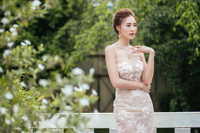 Với form dáng ôm sát và xuyên thấu, bộ cánh màu nude này giúp quý cô khoe được đường cong cơ thể một cách tinh tế và sang trọng.