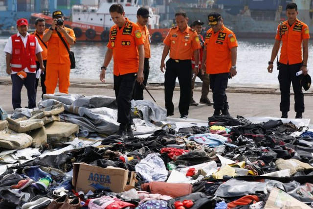 Sau đó, máy bay bắt đầu chúc mũi xuống, phi công đã cố gắng khắc phục tình hình để giữ máy bay không bị rơi. Tuy nhiên, việc kiểm soát máy bay "càng lúc càng khó khăn" và cuối cùng chiếc máy bay lao xuống biển với tốc độ hơn 600km/h.
