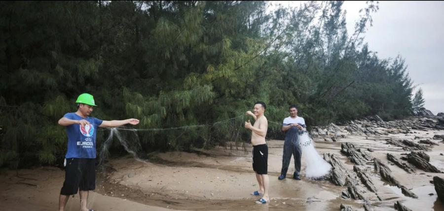 Cảnh kéo lưới ở biển Hải Hà (Thanh Hoá). Ảnh Tuấn Loe