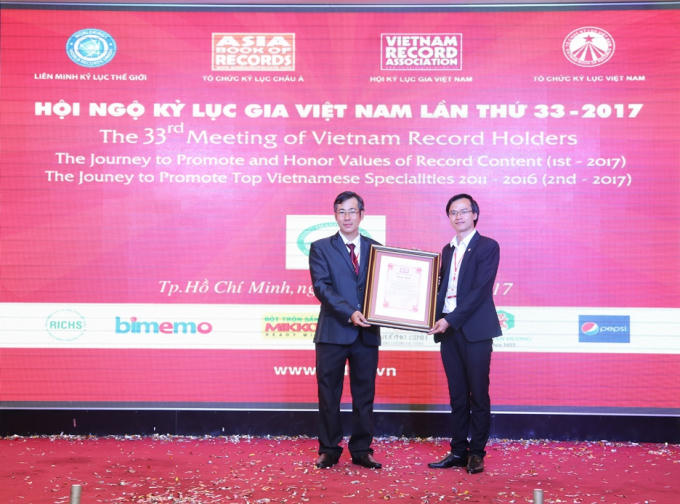 &Ocirc;ng Dương Duy L&acirc;m Vi&ecirc;n &ndash; Tổng thư k&yacute; TW Hội Kỷ lục gia Việt Nam ki&ecirc;m GĐ điều h&agrave;nh Tổ chức Kỷ lục Việt Nam l&ecirc;n s&acirc;n khấu để trao quyết định cho &ocirc;ng Ho&agrave;ng Th&aacute;i Tuấn Anh.