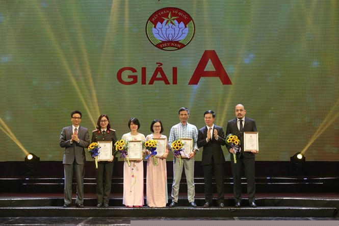 Ông Võ Văn Thưởng, Ủy viên Bộ Chính trị, Trưởng Ban Tuyên giáo Trung ương và ông Vũ Đức Đam, Ủy viên Trung ương Đảng, Phó Thủ tướng Chính phủ trao giải A cho các tác giả đạt giải.  