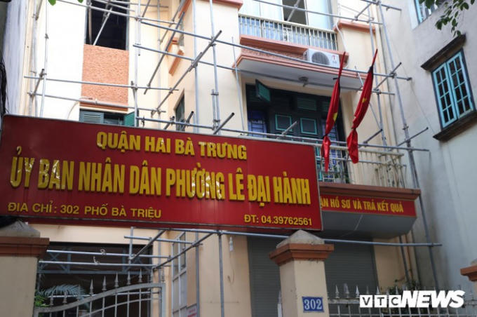 Trên cờ rủ có buộc dải băng đen, chiều rộng bằng 1/10 lá cờ, chiều dài tối thiểu bằng một nửa lá cờ.