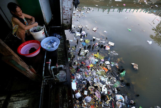 Người dân sinh hoạt chung với rác thải.