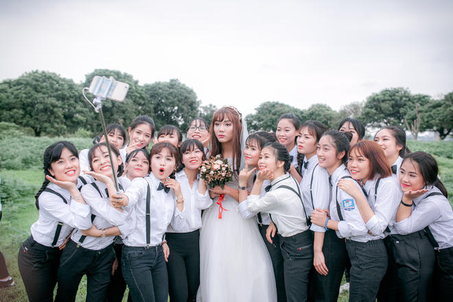 Ngỡ ngàng với bộ ảnh kỷ yếu 37 chú rể tranh giành một cô dâu