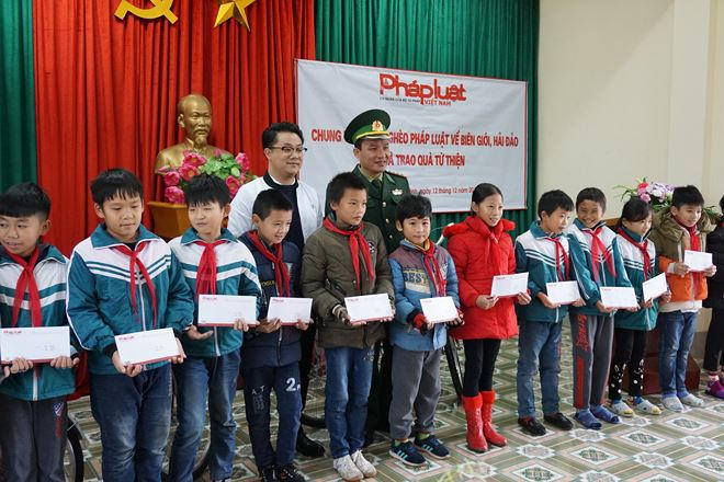 Đại diện báo PLVN cùng bộ đội biên phòng cửa khẩu Hoành Mô tặng học bổng cho học sinh nghèo.