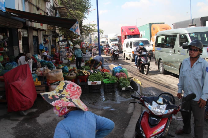 QL1A xuống cấp, c&aacute;c phương tiện &igrave; ạch đi qua cửa ng&otilde; S&agrave;i G&ograve;n