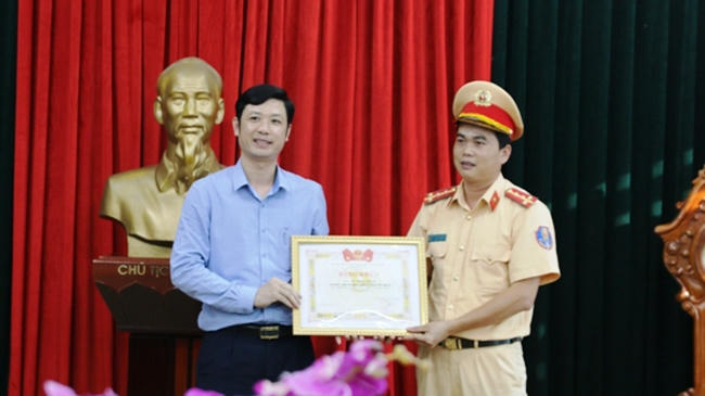 Ông Lê Văn Trung, Bí thư Tỉnh đoàn Thanh Hoá đã trao tặng bằng khen của Tỉnh đoàn kèm 2 triệu đồng cho đại úy Lê Đăng Giang