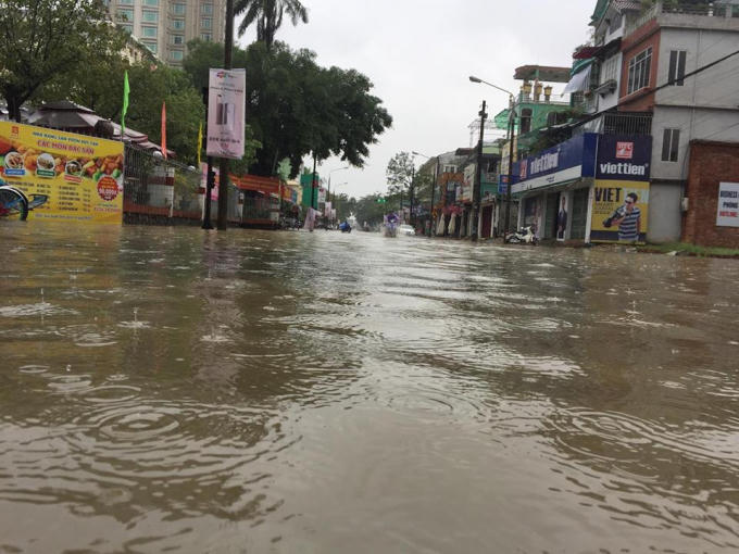 Nhiều tuyến đường nước ngập sâu.