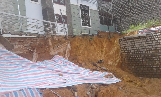 Hiện trường vụ sạt bờ kè ta luy.