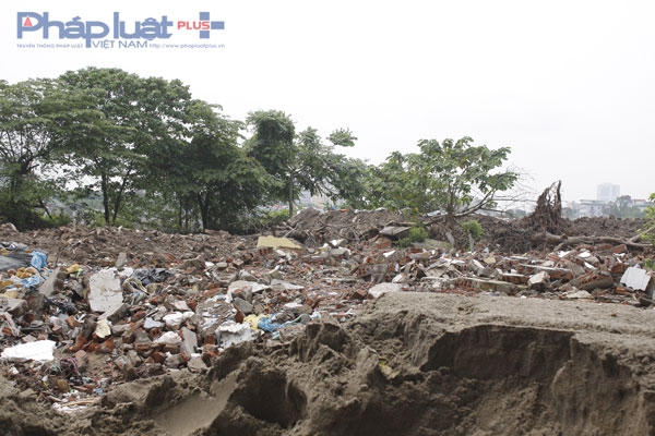 Đủ các thể loại như rác, gạch, cát, bê tông được đổ ra đây.