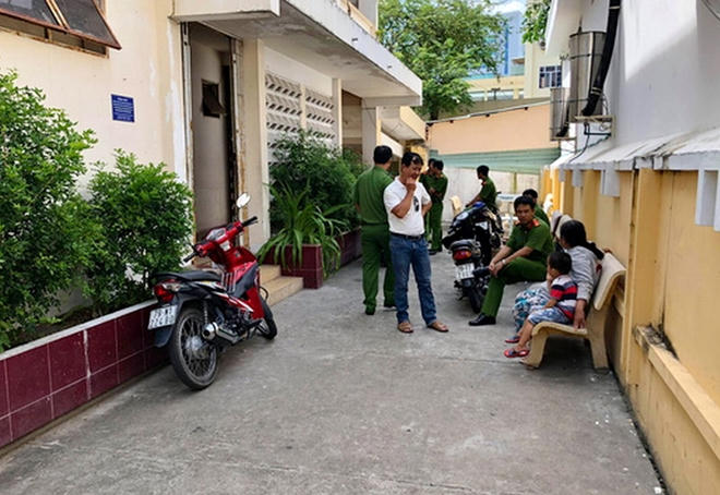 Cơ quan chức năng kh&aacute;m nghiệm hiện trường vụ b&eacute; trai tử vong ở nh&agrave; trẻ. ( Ảnh: NLDO).