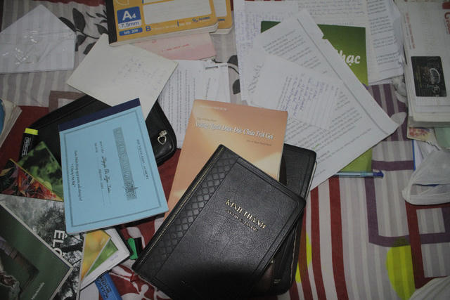 Tài liệu liên quan "Hội thánh Đức Chúa Trời" công an thu giữ tại nhà đối tượng Hiếu.