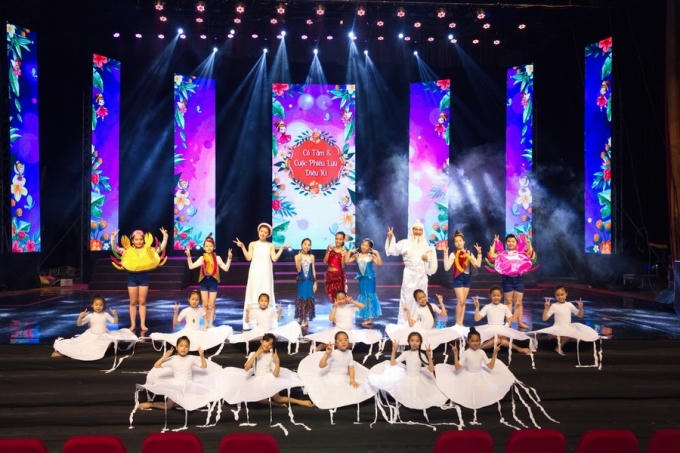 Quang Thắng kh&ocirc;ng ngại đu d&acirc;y, chạy v&ograve;ng quanh s&acirc;n khấu v&igrave; hot girl d&acirc;n gian Thu Hằng