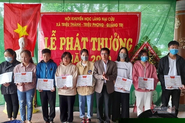 Làng Nại Cửu trao học bổng hàng năm cho học sinh đạt kết quả học tập cao.