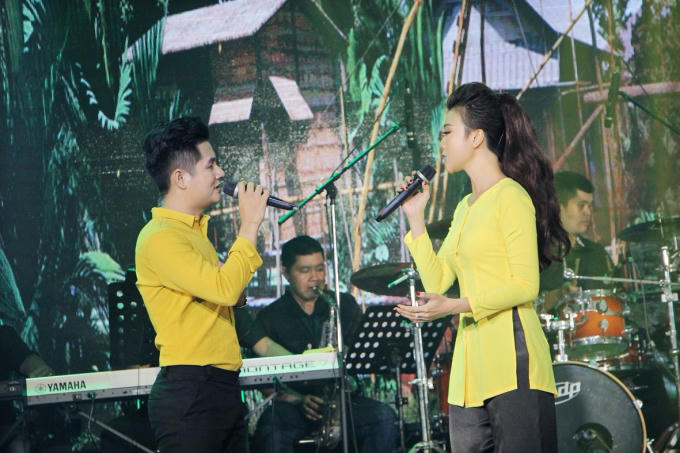 Ca sĩ Thái Bảo (Á quân Ai sẽ Thành sao) trong phần hỗ trợ thi song ca giúp Nguyễn Duy Dũng nhận được nhiều lời khen ngợi từ BGK