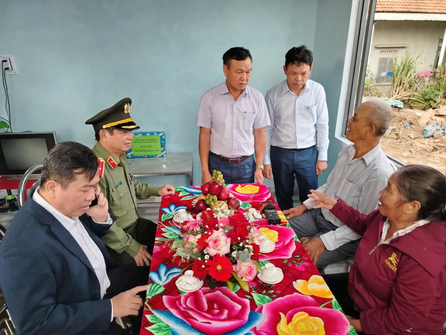 Noài những mái ấm lãnh đạo Công an tỉnh Đắk Lắk còn tặng quà và ân cần thăm hỏi những gia đình bị ảnh hưởng của bão lũ.