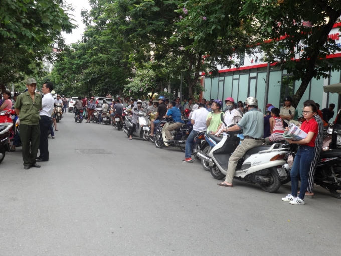 Theo chia sẻ của chị Hoàng Thị Ngọc, một phụ huynh đưa con đi thi cho biết: “Đề thi năm nay, cháu nhà tôi làm được. Tuy nhiên, vẫn phải chờ đến khi công bố điểm thi mới thấy yên tâm. Tạm thời lúc này, mình đưa cháu về nhà, nghỉ ngơi lấy lại tinh thần để tiếp tục môn thi Toán chiều nay”.