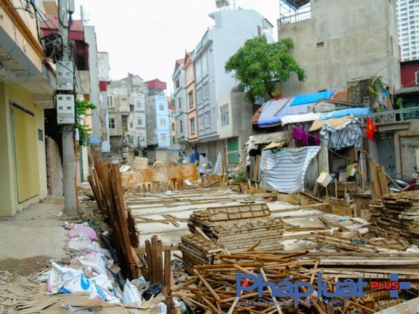 Vật liệu xây dựng nằm ngổn ngang.