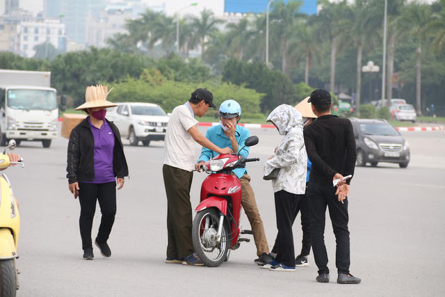 Phần lớn cánh phe vé tìm mua lại vé của những người muốn bán lại với giá cao gấp hàng chục lần.