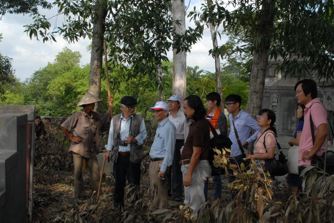 Nhà nghiên cứu Nguyễn Đắc Xuân cùng với giáo sư Phan Huy Lê và đoàn đi thực địa. (Ảnh: VT).