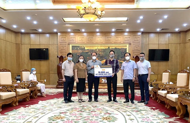 Ông Lê Huy Giang – Phó Tổng Giám đốc BV Group trao tặng 10.000 bộ xét nghiệm SARS-CoV2 cho tỉnh Bắc Giang
