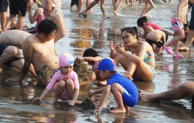 Du khách vui chơi ở bãi biển Sầm Sơn dù rất đông người