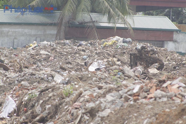 Đi theo ngõ 211 Khương Trung đường dẫn vào hồ Đầm Hồng, hình ảnh hiện ra trước mặt chúng tôi là những đống rác, phế liệu được đổ thành đống chất cao như núi, gạch, đá thì ngổn ngang trông rất phản cảm.