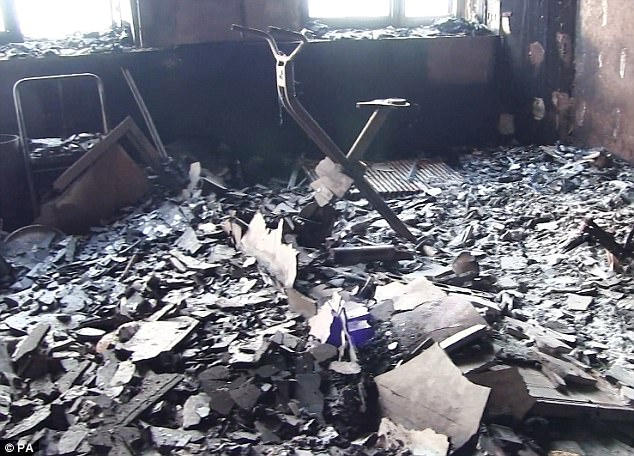 Sau vụ cháy, những đống bê tông vỡ vụn, chất ngổn ngang trên sàn nhà thuộc tòa tháp Grenfell.