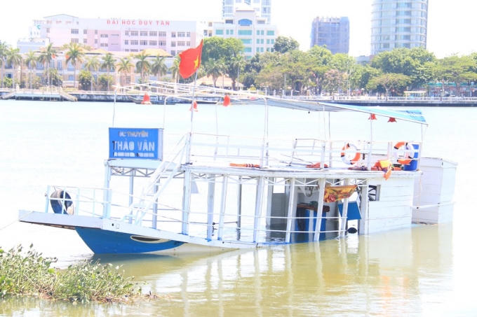 Chiếc t&agrave;u Thảo V&acirc;n 2 bị lật &uacute;p tối 4/6 khiến 3 người thiệt mạng.