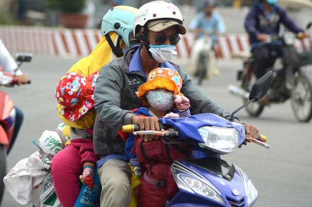 Cả gia đình “gói gọn” trên một chiếc xe máy.