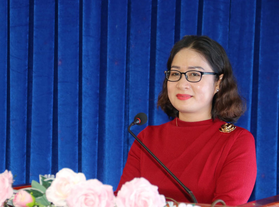 Bà Phạm Thị Ngọc - Phó Giám đốc Sở Tư pháp tỉnh Cà Mau (ứng cử đại biểu HĐND tỉnh), phát biểu chương trình hành động.