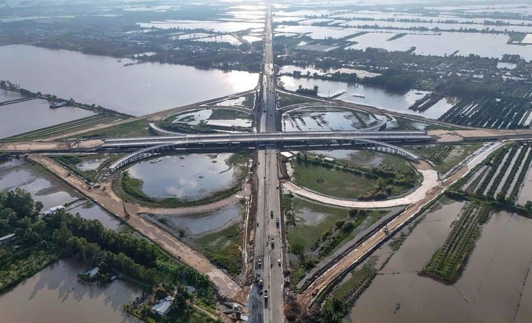 Bộ Xây dựng trả lời kiến nghị của cử tri tỉnh Cà Mau về ảnh hưởng trong quá trình thi công tuyến cao tốc Bắc - Nam qua địa bàn tỉnh Cà Mau. (Ảnh: VGP/LS)