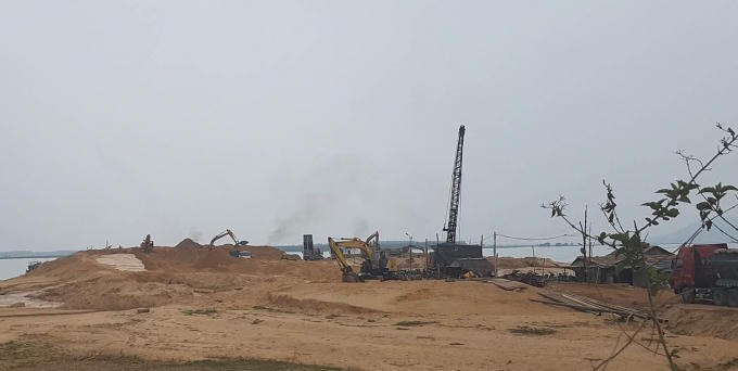 Hoạt động khai thác cát tại lòng hồ Dầu Tiếng đang diễn ra rầm rộ bất chấp những hệ lụy mạng lại.