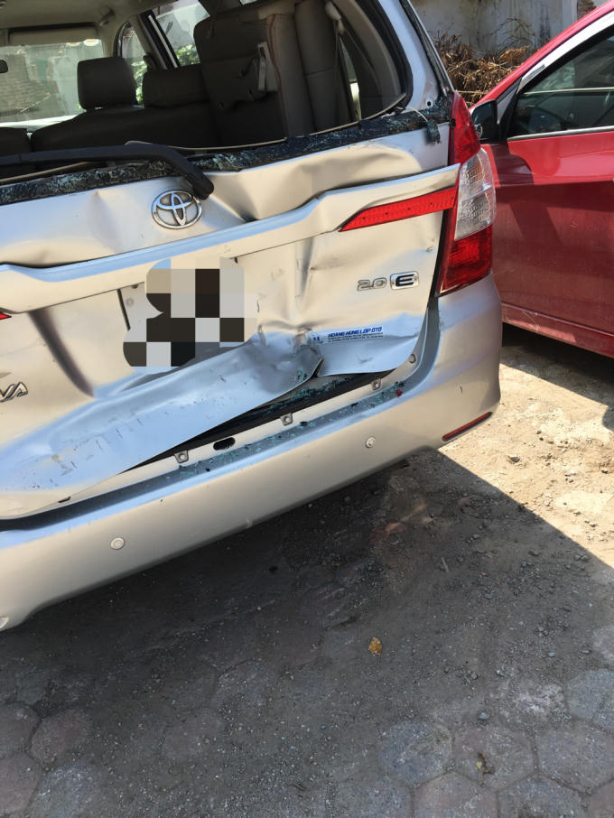 Chiếc xe Toyta Innova bị xe tải lao biến dạng phần đuôi xe.
