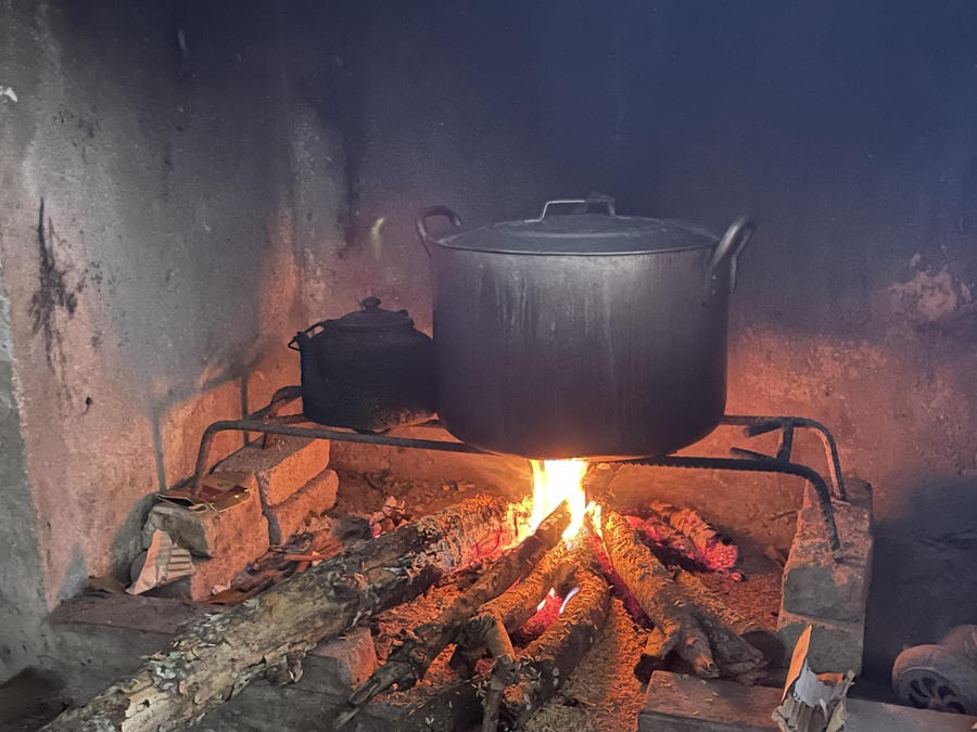 Ngồi quanh nồi bánh chưng, mọi khoảng cách về thế hệ dường như đều bị xóa nhòa dưới ánh lửa bập bùng.