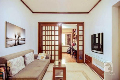 Ph&ograve;ng kh&aacute;ch v&agrave; ph&ograve;ng l&agrave;m việc được ngăn c&aacute;ch bằng cửa trượt gỗ ngăn.