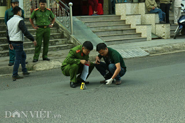 Cơ quan chức năng đang khám nghiệm hiện trường, chiếc kéo cắt vải là tang vật của vụ án. (Ảnh: báo Dân Việt)