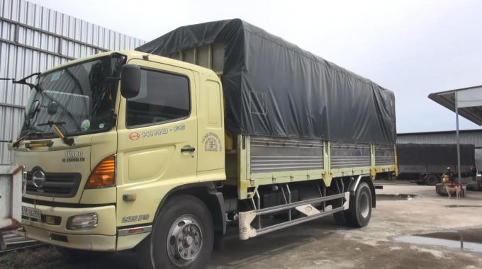 Chiếc ô tô chở số hàng hóa nhập lậu, không rõ nguồn gốc