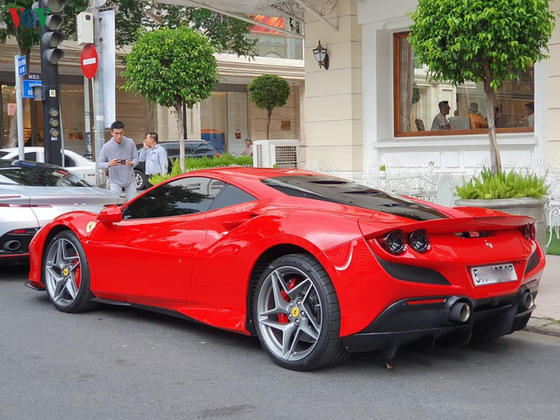 can canh ferrari f8 tributo dau tien tren pho sai gon hinh 2