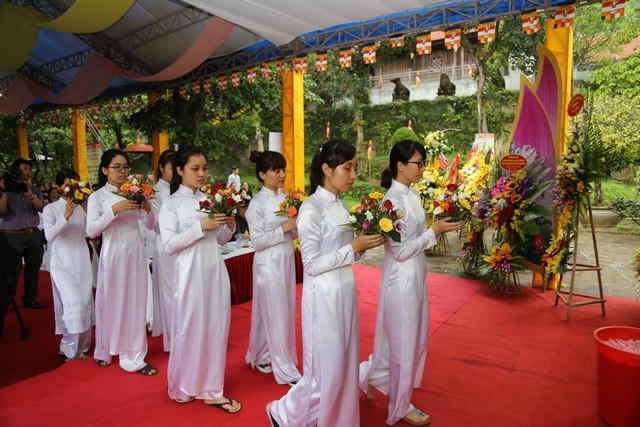 Nghi lễ dâng hoa trong Đại lễ kính mừng Phật đản tại chùa Phật Tích.