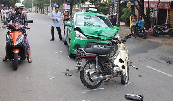 Hiện trường vụ tai nạn giao thông khiến hai nam thanh nhiên điều khiển xe máy nhập viện trong tình trạng nguy kịch - Ảnh: Trung Nguyên.