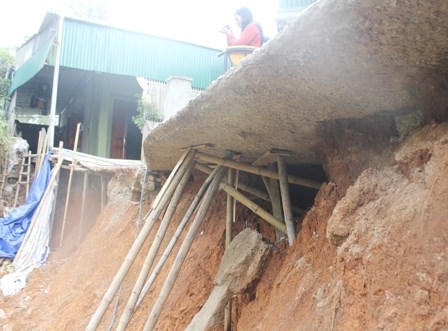 Con đường vào nhà bà Thanh Bị sạt lở mất một nửa.