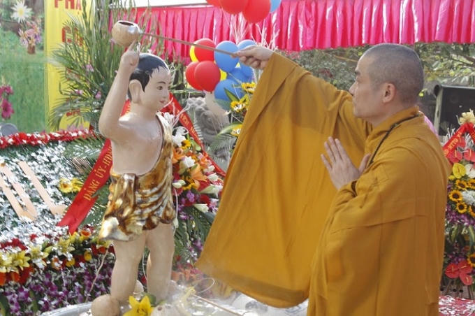 Lễ mừng Phật đản ở chùa Thụy Ứng, Hà Nội.