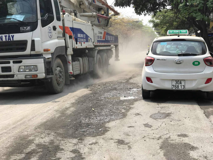 Người dân phát khổ vì bụi từ các xe đi ra từ trạm trộn bê tông Sơn Tây